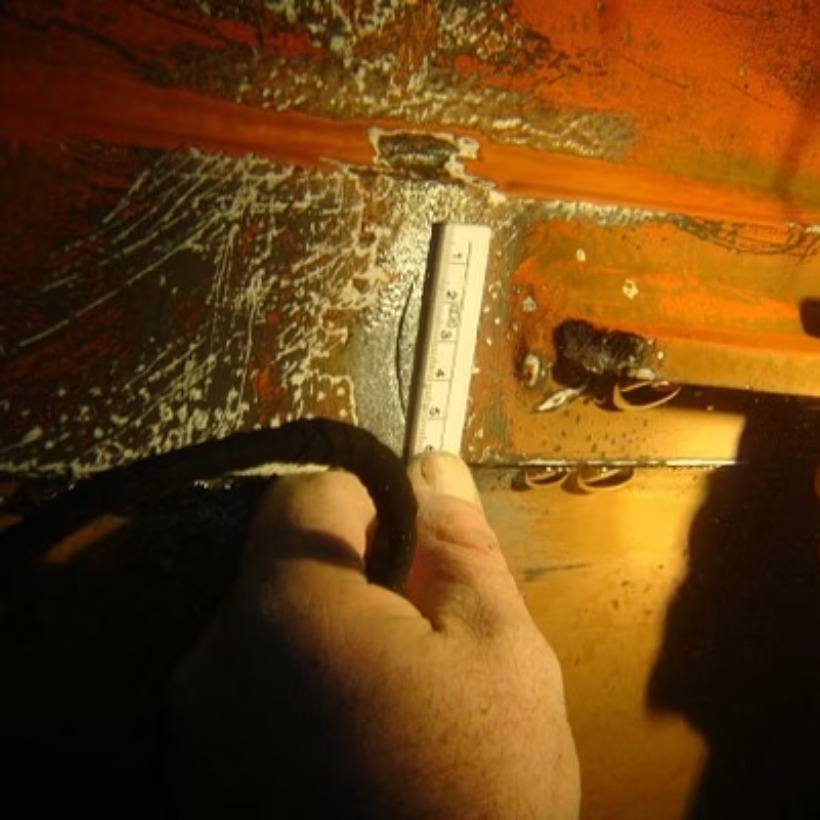 Έλεγχος για ρωγμές σε έλασμα γάστρας πλοίου — μέτρηση μήκους ρωγμής